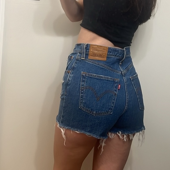 Levi’s Ribcage Shorts - Picture 2 of 3